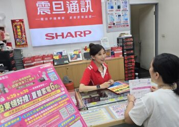 ▲鴻海股東會登場，震旦通訊/夏普震旦高雄林森店門市已有不少鴻海股東持股東通知書，到門市搶好康。（圖／震旦通訊提供）