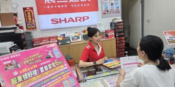 ▲鴻海股東會登場，震旦通訊/夏普震旦高雄林森店門市已有不少鴻海股東持股東通知書，到門市搶好康。（圖／震旦通訊提供）