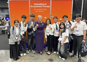 ▲師生開心與世界職能治療大會理事長Samantha Shann合影。(圖/翻攝畫面)