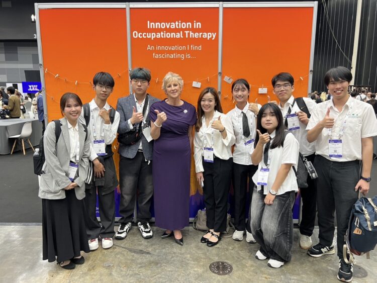 ▲師生開心與世界職能治療大會理事長Samantha Shann合影。(圖/翻攝畫面)