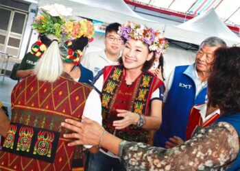 ▲立委柯志恩前進高雄原鄉，於茂林區舉辦首場「2026音為有您 志家人・部落音樂會」，透過歌聲與互動拉近與部落族人的距離。（圖／高雄市黨部提供）