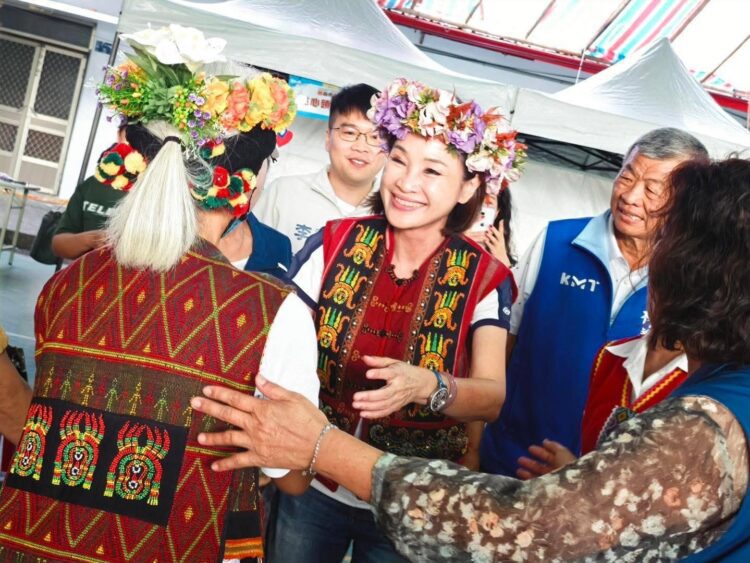 ▲立委柯志恩前進高雄原鄉，於茂林區舉辦首場「2026音為有您 志家人・部落音樂會」，透過歌聲與互動拉近與部落族人的距離。（圖／高雄市黨部提供）