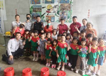 ▲高雄市政府消防局大林分隊於中秋節前夕，結合南鎮天然氣公司舉辦的「種籽教育營」活動，走進幼兒園向幼童及家長推廣防火觀念。（圖／南鎮天然氣提供）