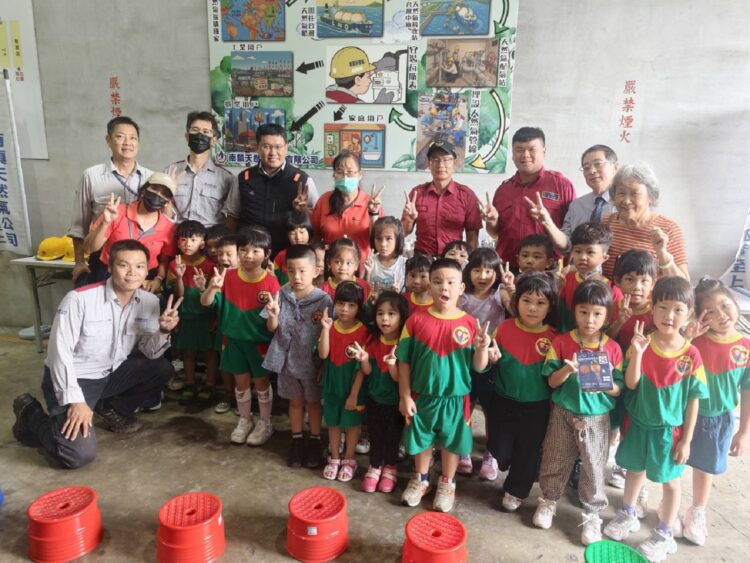 ▲高雄市政府消防局大林分隊於中秋節前夕，結合南鎮天然氣公司舉辦的「種籽教育營」活動，走進幼兒園向幼童及家長推廣防火觀念。（圖／南鎮天然氣提供）