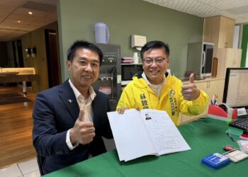 ▲高雄市鳳山區市議員參選人蘇致榮在立委許智傑陪同下，前往民進黨高雄市黨部完成初選登記，以行動宣示投入選戰的決心。（圖／蘇致榮團隊提供）