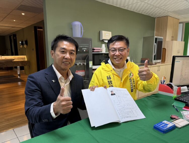 ▲高雄市鳳山區市議員參選人蘇致榮在立委許智傑陪同下，前往民進黨高雄市黨部完成初選登記，以行動宣示投入選戰的決心。（圖／蘇致榮團隊提供）