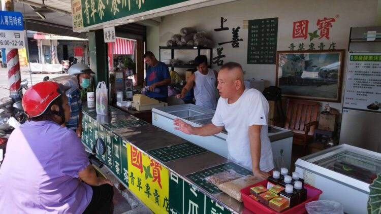 ▲坐落於高雄左營的知名老字號「國寶青草茶」，以清涼回甘的古早味，在地飄香超過二十年。（圖／記者陳立驌攝）