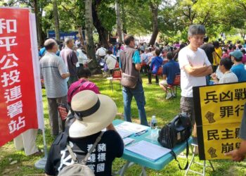▲《關懷生命 追求和平》公投團隊辦理聯署簽名活動。（圖/資料照）
