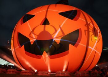 ▲「2025高雄萬聖節」自10月31日至11月2日登場，22公尺巨型南瓜今晚在高雄衛武營正式點亮。（圖／高雄市教育局提供）