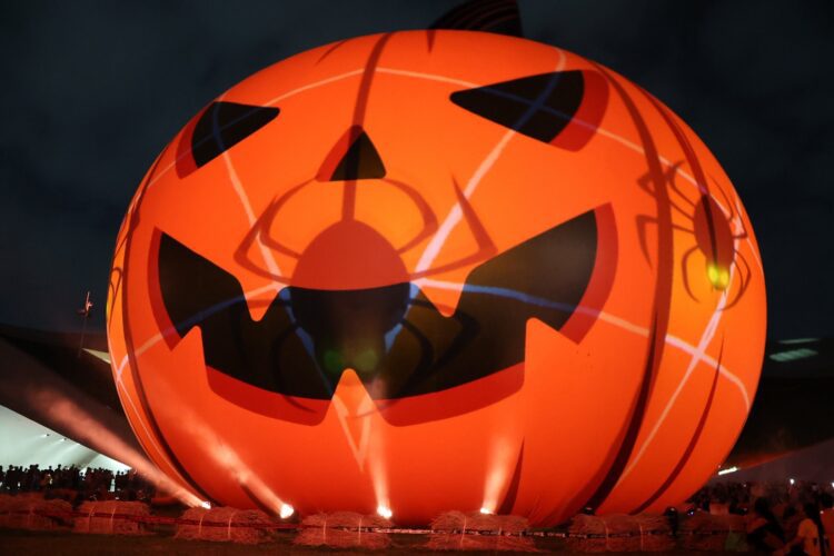 ▲「2025高雄萬聖節」自10月31日至11月2日登場,22公尺巨型南瓜今晚在高雄衛武營正式點亮。(圖/高雄市教育局提供)