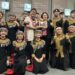 ▲高雄郵局局長梁麗妍特別致贈「尼布恩合唱團榮獲第13屆世界合唱大賽雙金獎紀念個人化郵票」。（圖／郵博館高雄館提供）