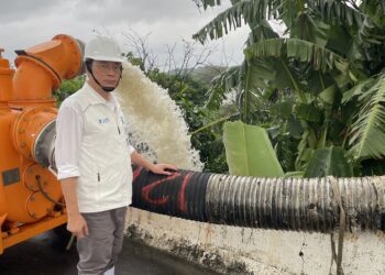 ▲立法委員蘇清泉前往屏東縣新園鄉港西村勘查淹水情形，並關切當地排水與抽水作業進度。（圖／蘇清泉辦公室提供）