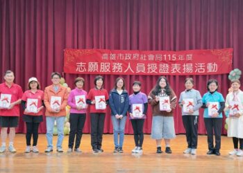 ▲社會局各單位志工隊長代表接受115年續聘聘書。（圖／高雄市社會局提供）