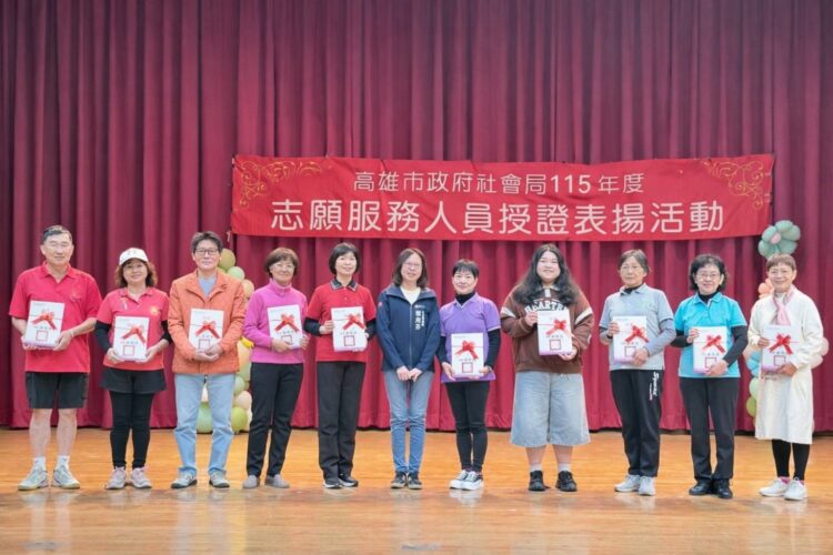 ▲社會局各單位志工隊長代表接受115年續聘聘書。（圖／高雄市社會局提供）