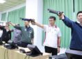 ▲吳立森局長、侯尊堯局長與林百鴻校長、高雄市議員黃文志等與社區民眾體驗新靶場。(圖／高雄市教育局)