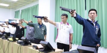 ▲吳立森局長、侯尊堯局長與林百鴻校長、高雄市議員黃文志等與社區民眾體驗新靶場。(圖／高雄市教育局)