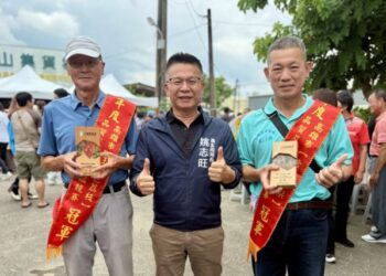 ▲左起:玉荷包荔枝評鑑冠軍劉文賢農友、高雄市政府農業局長姚志旺、金鑽鳳梨評鑑冠軍謝清男農友。(圖／高雄市農業局提供)