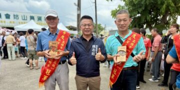 ▲左起:玉荷包荔枝評鑑冠軍劉文賢農友、高雄市政府農業局長姚志旺、金鑽鳳梨評鑑冠軍謝清男農友。(圖／高雄市農業局提供)
