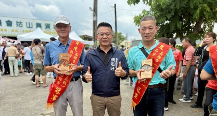 ▲左起:玉荷包荔枝評鑑冠軍劉文賢農友、高雄市政府農業局長姚志旺、金鑽鳳梨評鑑冠軍謝清男農友。(圖／高雄市農業局提供)
