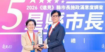 ▲高雄市長陳其邁從《遠見•天下文化》發行人王力行手中接下五星市長獎盃。（圖／高雄市政府提供）