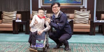 ▲高雄市長陳其邁接見獲獎青年,對其無私付出給予高度肯定。(圖/高雄市政府提供)