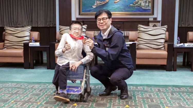 ▲高雄市長陳其邁接見獲獎青年，對其無私付出給予高度肯定。（圖／高雄市政府提供）