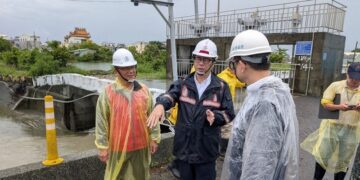▲陳其邁市長視察湖內區西挖支線排水改善工程。(圖／高雄市政府提供)