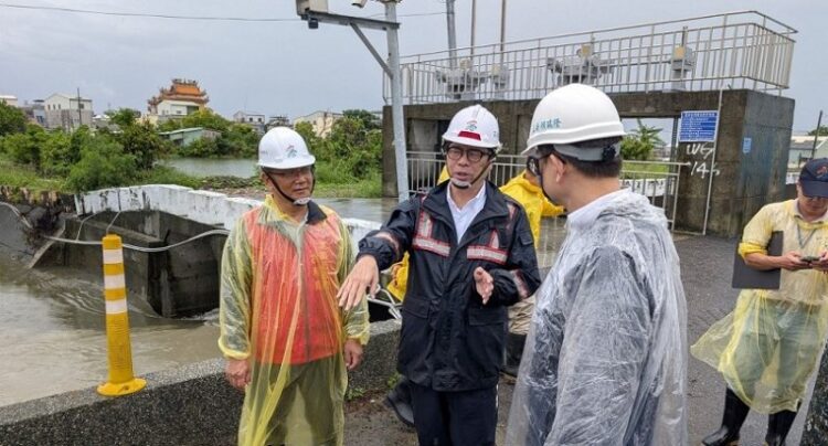▲陳其邁市長視察湖內區西挖支線排水改善工程。(圖／高雄市政府提供)