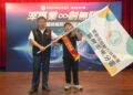 ▲勞動署高屏澎東分署郭耿華分署長代表授旗。(圖／高屏澎東分署提供)