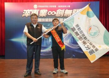 ▲勞動署高屏澎東分署郭耿華分署長代表授旗。(圖／高屏澎東分署提供)