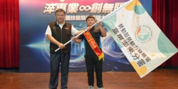 ▲勞動署高屏澎東分署郭耿華分署長代表授旗。(圖／高屏澎東分署提供)