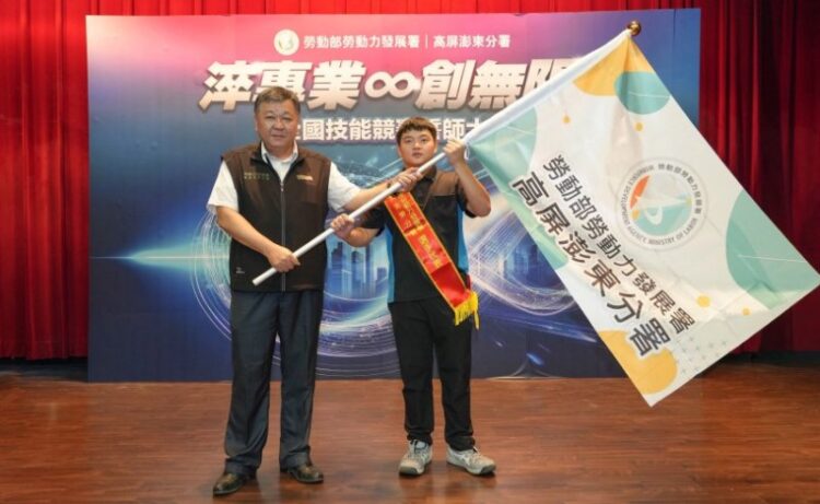 ▲勞動署高屏澎東分署郭耿華分署長代表授旗。(圖/高屏澎東分署提供)