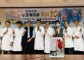 ▲高雄長庚心臟內、外科團隊和病友戴先生（左）、李先生（右）為心室輔助器里程碑祝賀合影。(圖／高雄長庚紀念醫院提供)