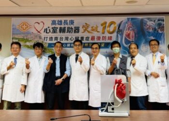 ▲高雄長庚心臟內、外科團隊和病友戴先生（左）、李先生（右）為心室輔助器里程碑祝賀合影。(圖／高雄長庚紀念醫院提供)