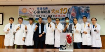 ▲高雄長庚心臟內、外科團隊和病友戴先生（左）、李先生（右）為心室輔助器里程碑祝賀合影。(圖／高雄長庚紀念醫院提供)