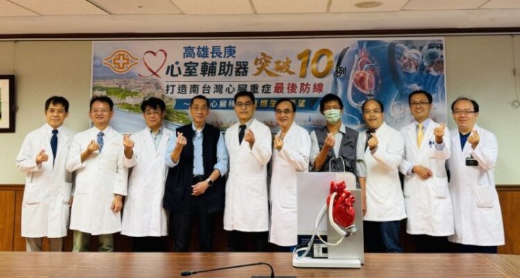 ▲高雄長庚心臟內、外科團隊和病友戴先生(左)、李先生(右)為心室輔助器里程碑祝賀合影。(圖/高雄長庚紀念醫院提供)