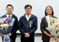 ▲陳其邁市長獻花感謝秘書長郭添貴（左一）及工務局新建工程處處長許永穆（右一）多年來的辛勞與奉獻。(圖/高雄市政府提供)
