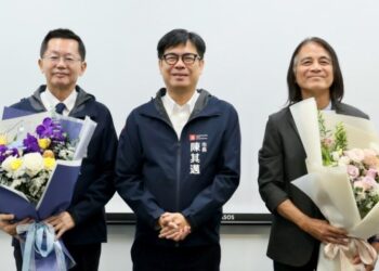 ▲陳其邁市長獻花感謝秘書長郭添貴（左一）及工務局新建工程處處長許永穆（右一）多年來的辛勞與奉獻。(圖/高雄市政府提供)