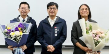 ▲陳其邁市長獻花感謝秘書長郭添貴（左一）及工務局新建工程處處長許永穆（右一）多年來的辛勞與奉獻。(圖/高雄市政府提供)