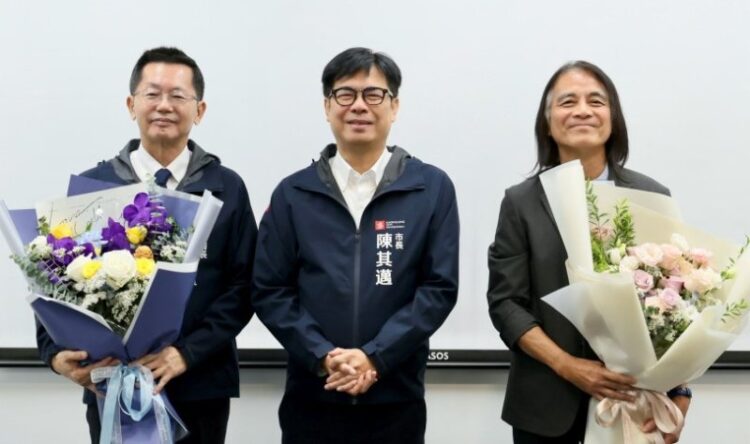▲陳其邁市長獻花感謝秘書長郭添貴（左一）及工務局新建工程處處長許永穆（右一）多年來的辛勞與奉獻。(圖/高雄市政府提供)