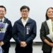 ▲陳其邁市長獻花感謝秘書長郭添貴（左一）及工務局新建工程處處長許永穆（右一）多年來的辛勞與奉獻。(圖/高雄市政府提供)