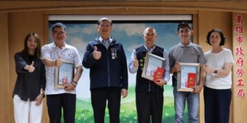 ▲高雄市勞工局局長江健興與績優調解人合影。(圖／高市勞工局提供)
