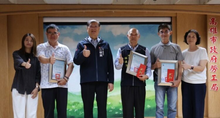 ▲高雄市勞工局局長江健興與績優調解人合影。(圖/高市勞工局提供)
