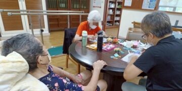 ▲照顧者一同參與活動，也可以在旁陪伴珍視的長輩。(圖／衛生福利部提供)