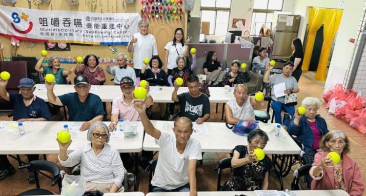 ▲小港醫院咀嚼吞嚥機能重建中心前往高雄市那瑪夏區瑪星哈蘭文化健康站,辦理長者口腔機能與咀嚼吞嚥障礙篩檢活動。(圖/小港醫院提供)