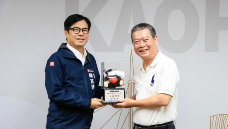 ▲陳其邁市長親自表揚8位優秀幹部及成員。(圖／高雄市政府提供)