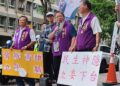 ▲司法改革黨在高雄發起「高雄反毒油，守護下一代」車隊遊行，集結支持者前往高雄市政府、行政院南部聯合服務中心及民進黨高雄市長參選人賴瑞隆服務處陳情，要求政府全面公開事件調查進度、檢驗資訊及後續補救措施。（圖／記者陳立驌攝）