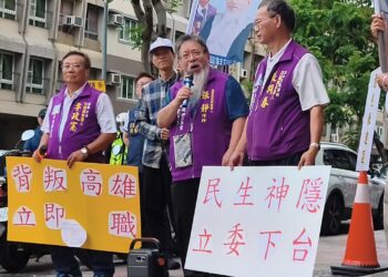 ▲司法改革黨在高雄發起「高雄反毒油，守護下一代」車隊遊行，集結支持者前往高雄市政府、行政院南部聯合服務中心及民進黨高雄市長參選人賴瑞隆服務處陳情，要求政府全面公開事件調查進度、檢驗資訊及後續補救措施。（圖／記者陳立驌攝）