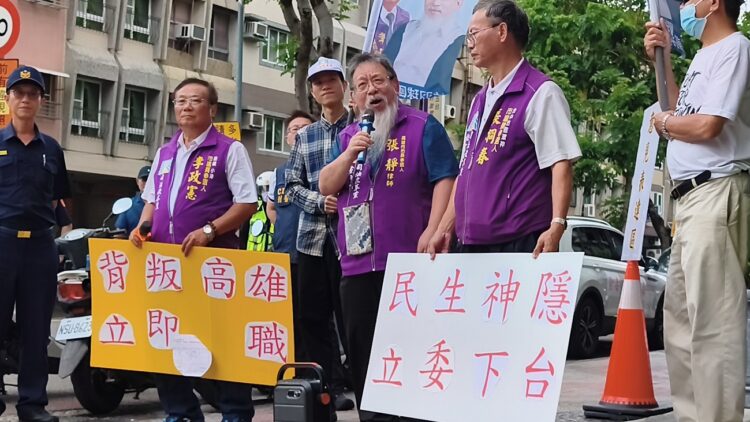 ▲司法改革黨在高雄發起「高雄反毒油，守護下一代」車隊遊行，集結支持者前往高雄市政府、行政院南部聯合服務中心及民進黨高雄市長參選人賴瑞隆服務處陳情，要求政府全面公開事件調查進度、檢驗資訊及後續補救措施。（圖／記者陳立驌攝）