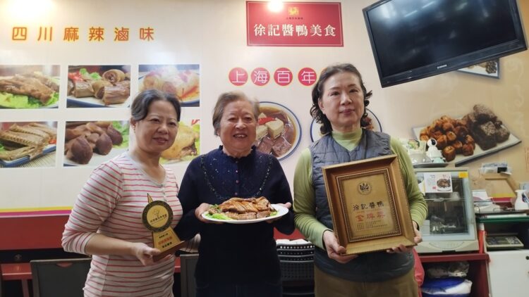 ▲「丫哩哩」徐記醬鴨，沒有顯眼招牌，卻以一道道工序繁複、滋味深厚的海派料理，吸引熟門熟路的饕客上門。（圖／記者陳立驌攝）
